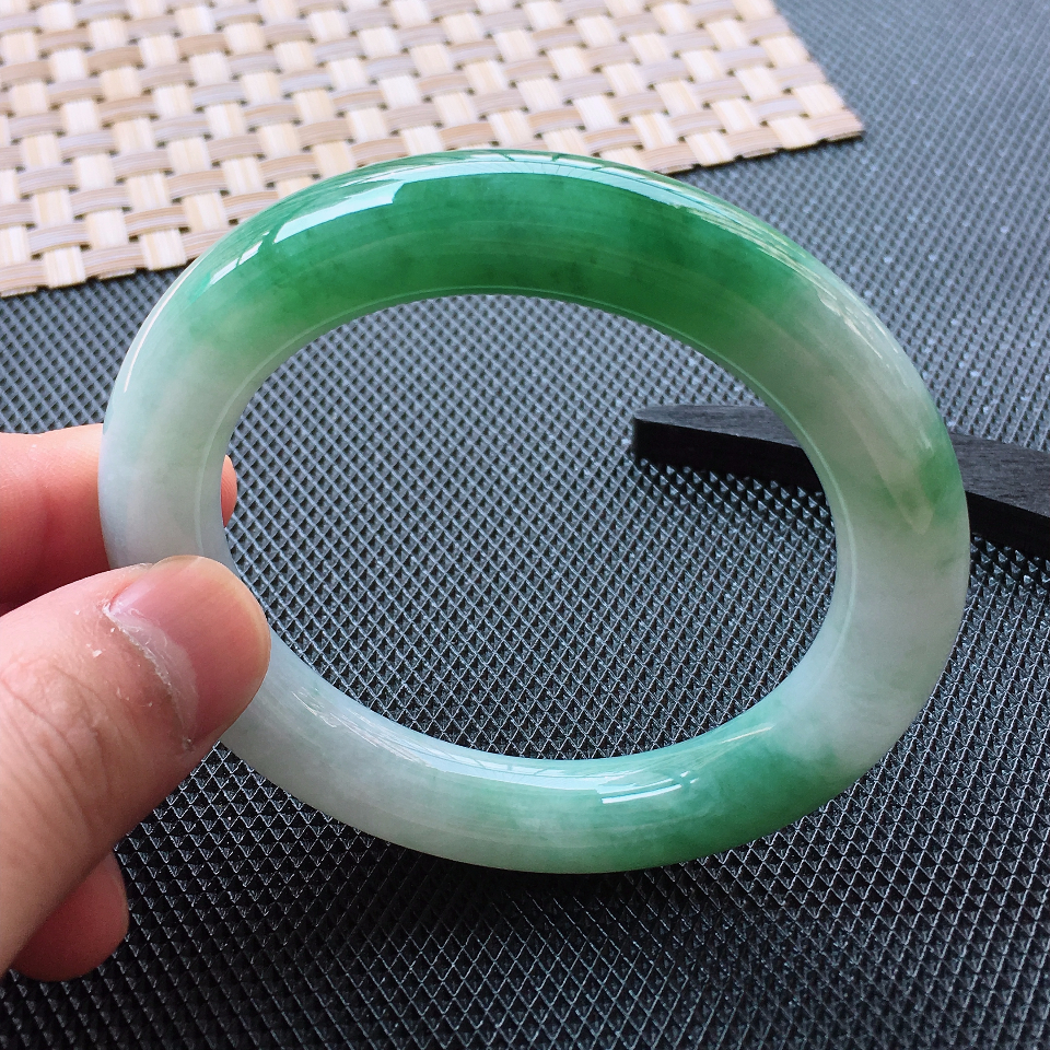 细糯种豆绿圆条手镯（58.5mm）