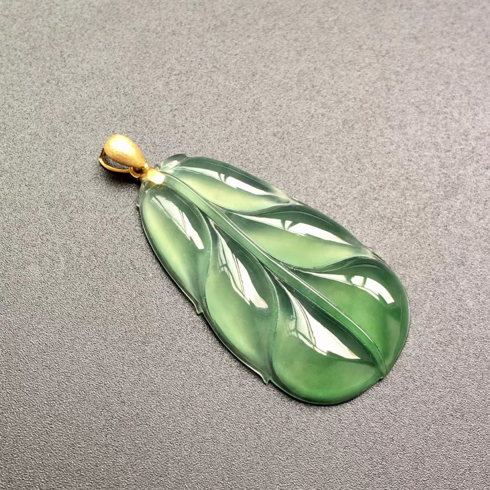冰种晴水玉叶挂件翡翠
