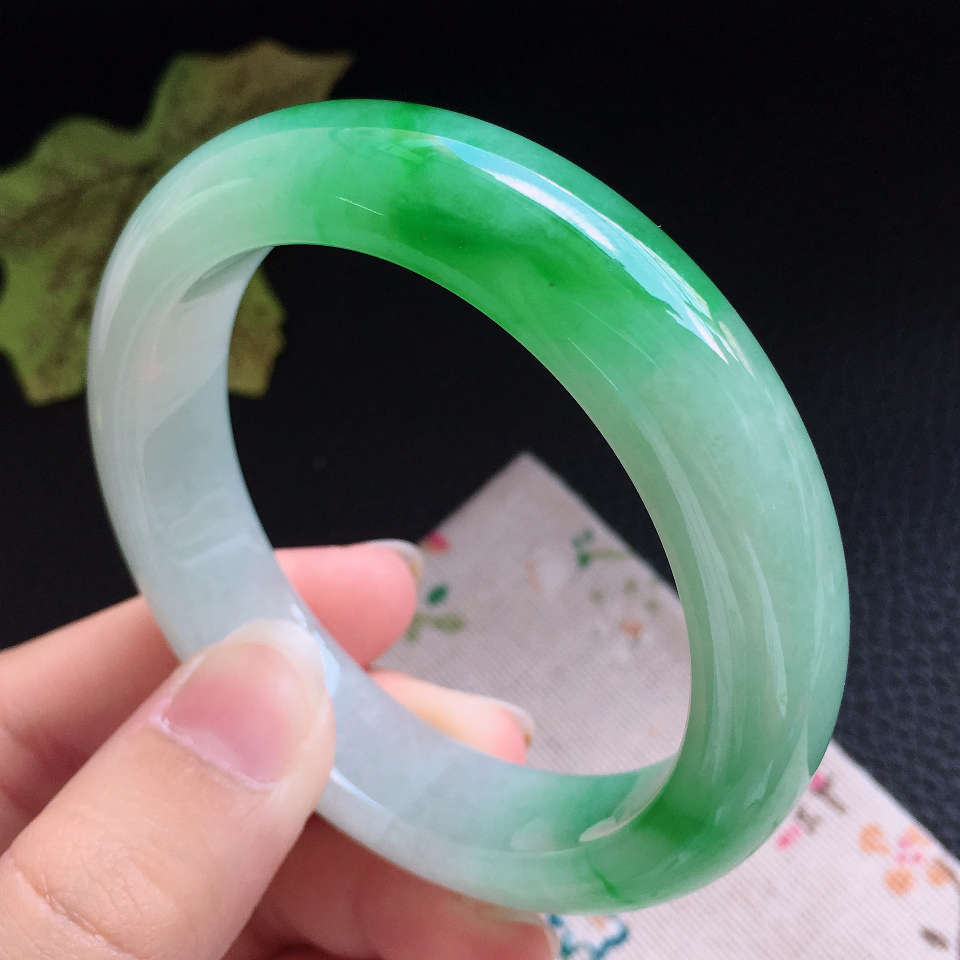 翡翠糯冰种飘阳绿宽边手镯（54.4mm）