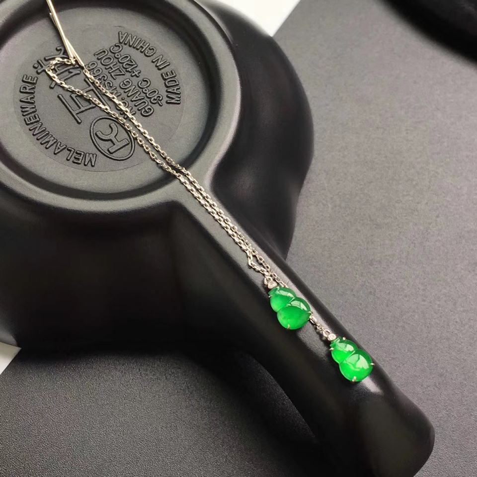 冰种阳绿镶白金葫芦耳线翡翠