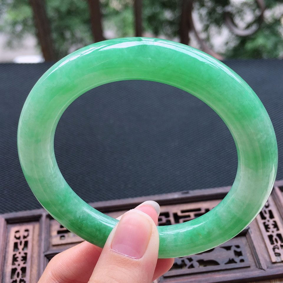 翡翠糯冰种豆绿圆条手镯