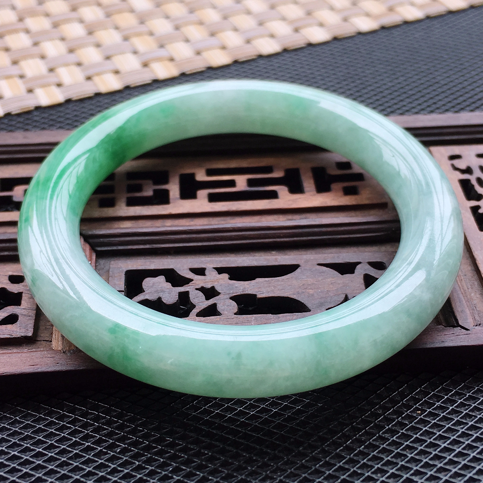 翡翠细糯种飘绿圆条手镯（56.1mm）