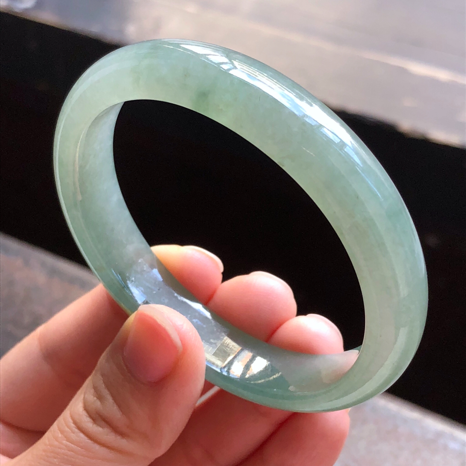 糯冰种晴水略带黄翡翡翠贵妃手镯（53.7mm-49.7mm）