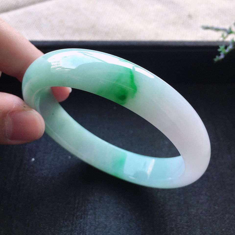 糯冰种飘翠A货翡翠手镯（58.5MM）