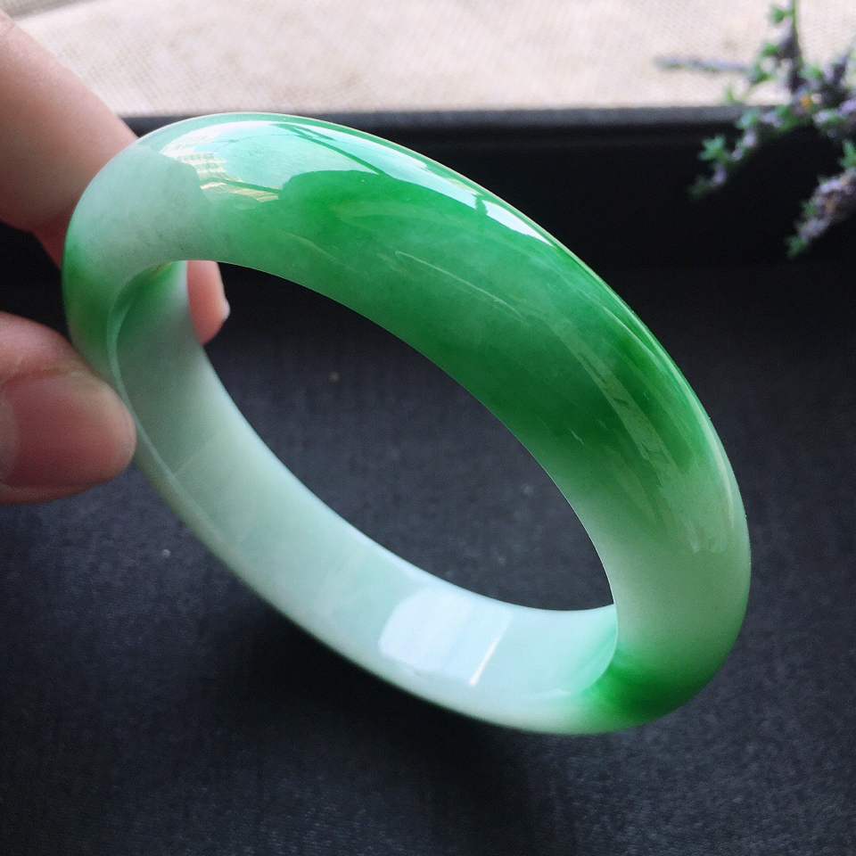 糯冰种翠绿A货翡翠手镯（56.5MM）