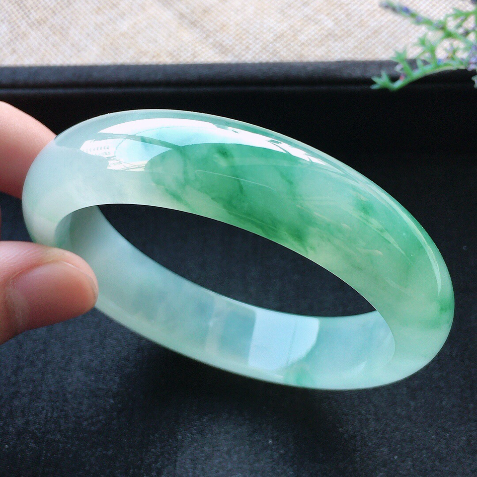 糯冰种绿花A货翡翠手镯（57.5MM）