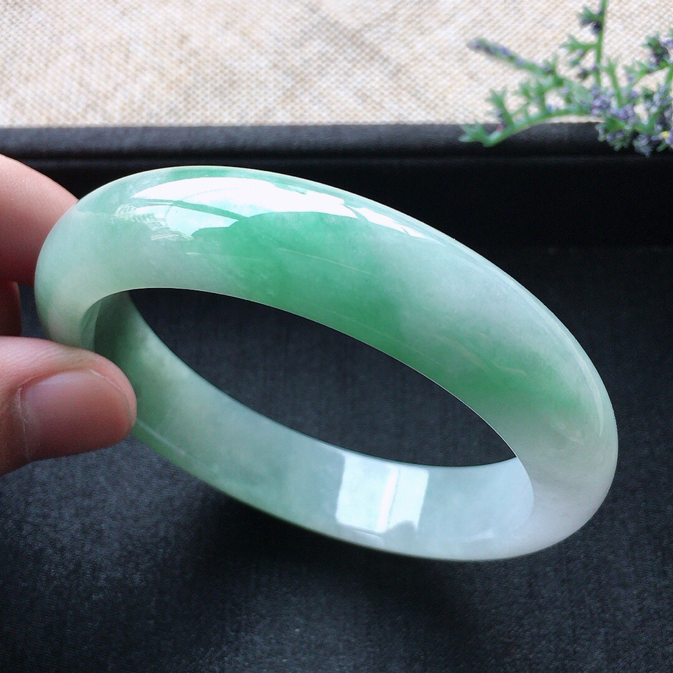 糯冰种飘翠A货翡翠手镯（58MM）