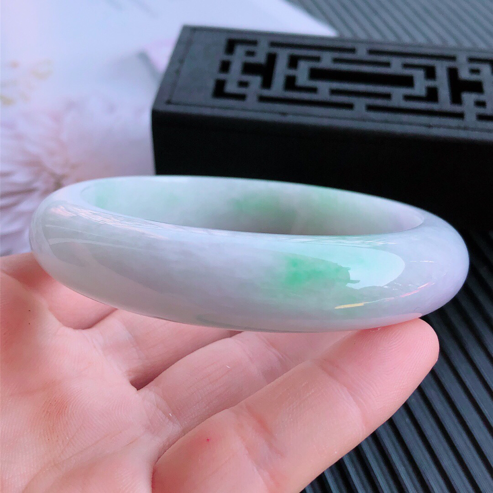 翡翠细糯种淡春彩宽边手镯58.9mm