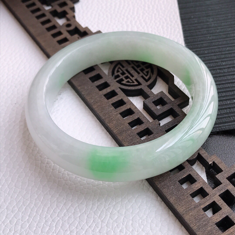 翡翠细糯种淡绿宽边手镯57mm