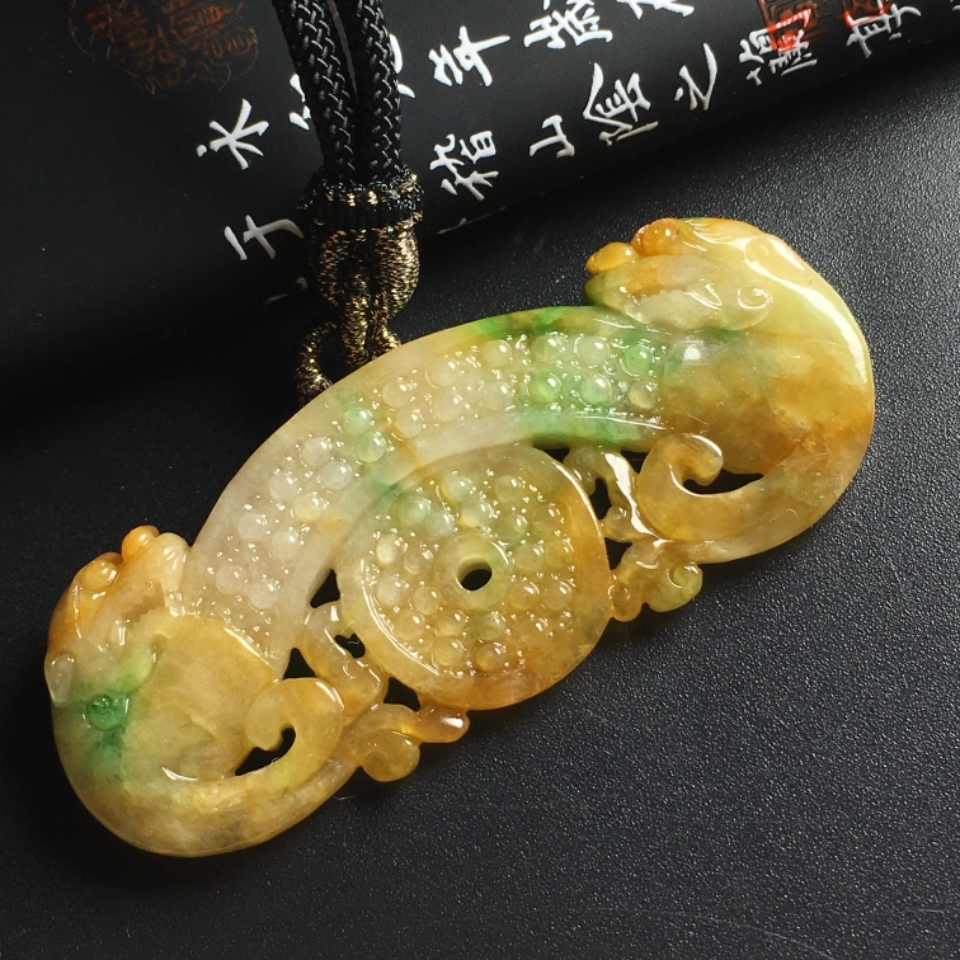 糯冰种黄加绿仿古龙牌挂件翡翠