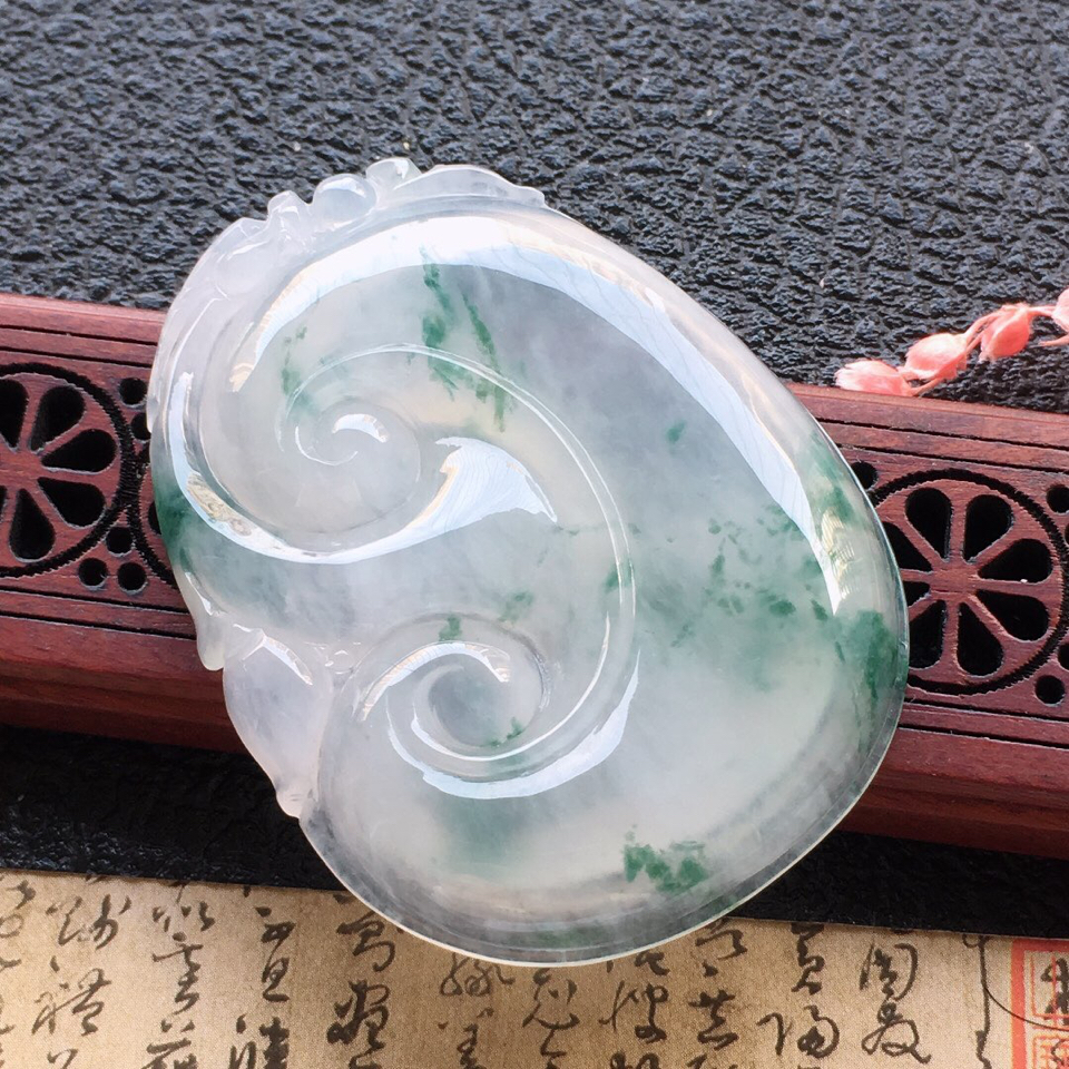 翡翠糯冰种飘花如意吊坠