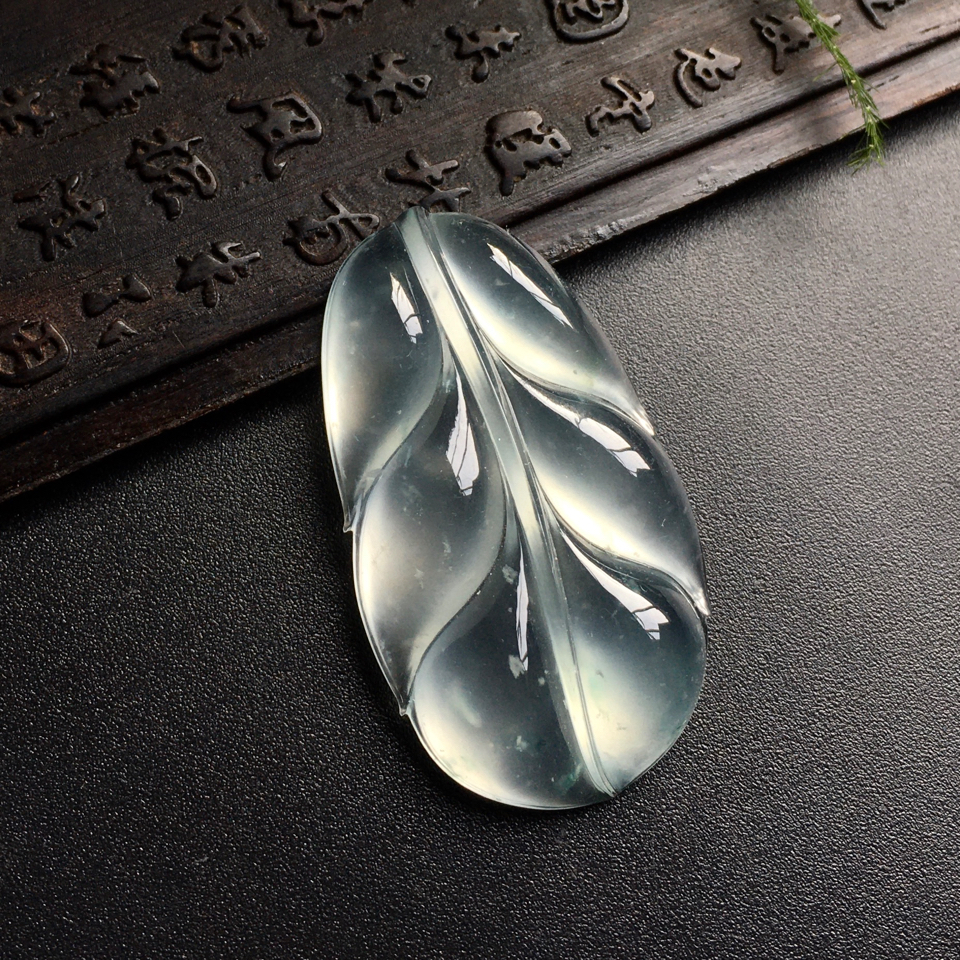 冰种飘花玉叶胸坠面翡翠