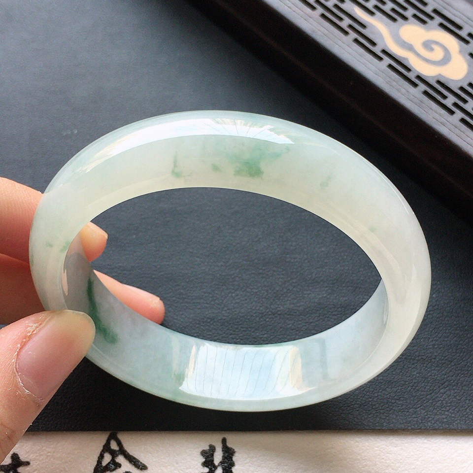 翡翠细糯种飘花正圈手镯52mm