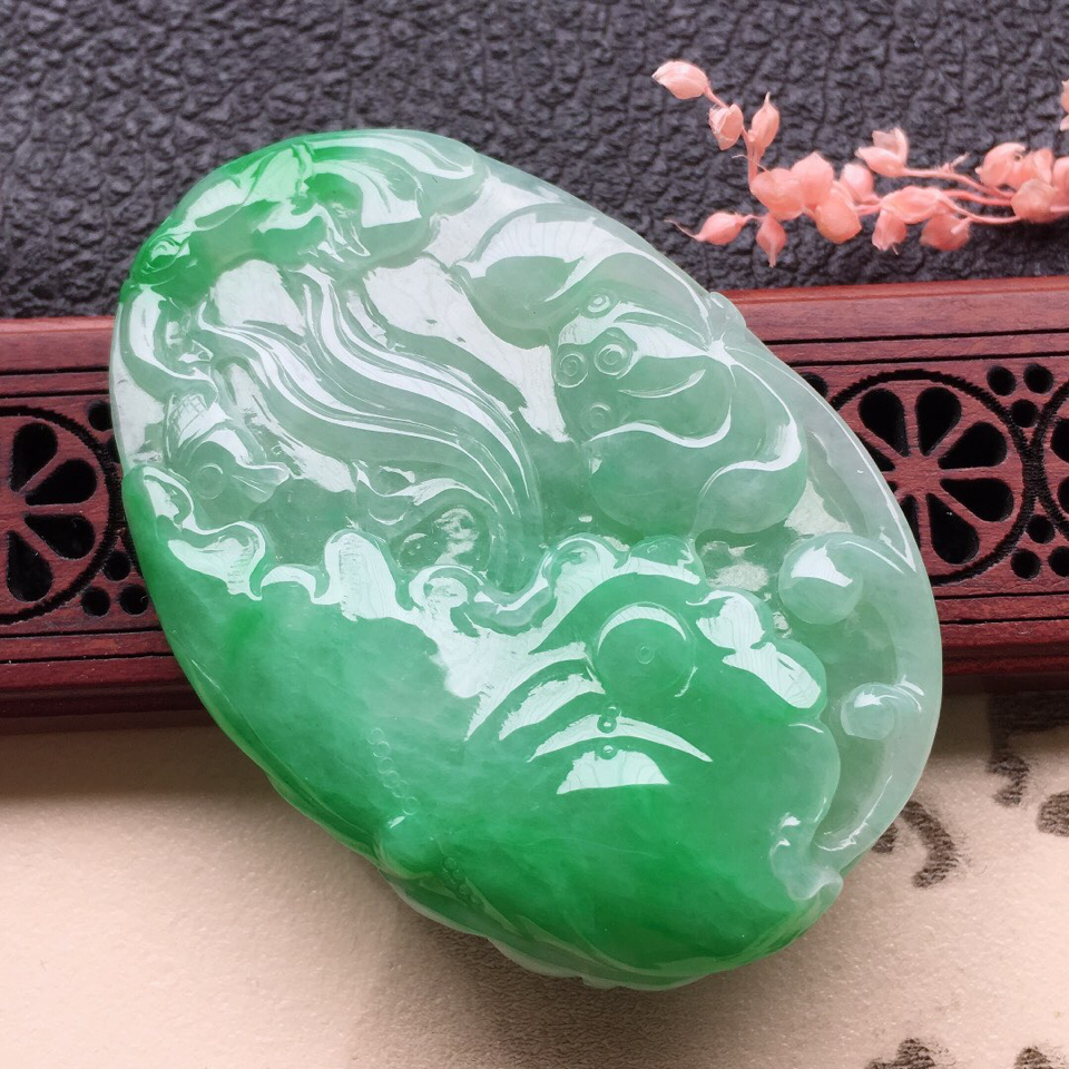 翡翠细糯种淡绿连年有余吊坠