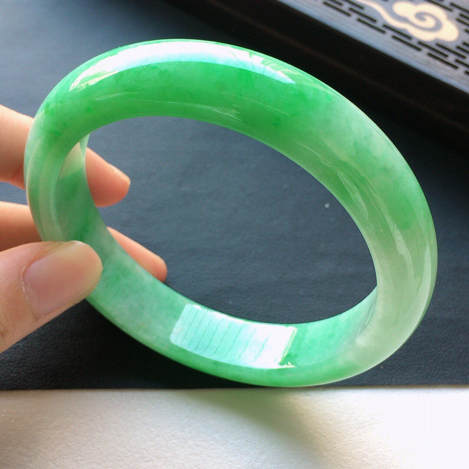 翡翠细糯种带绿正圈手镯57mm