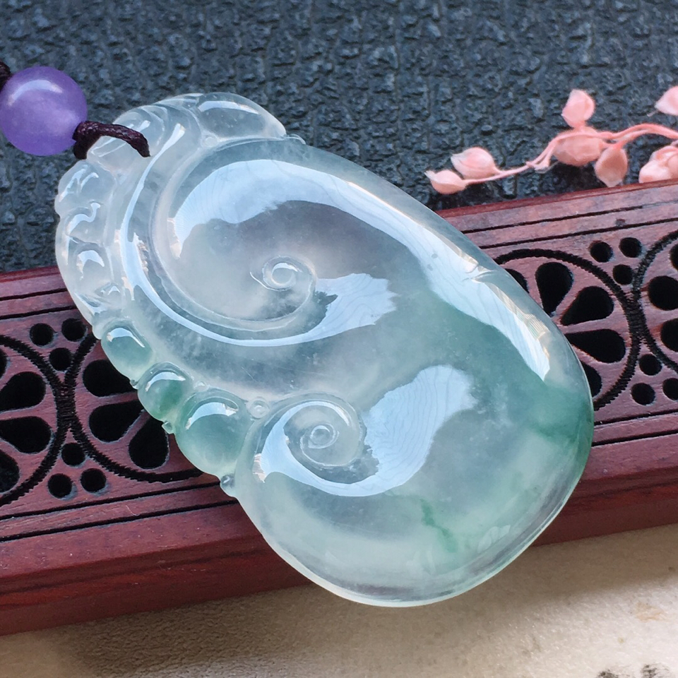 翡翠冰种飘花如意吊坠（顶珠为装饰珠）