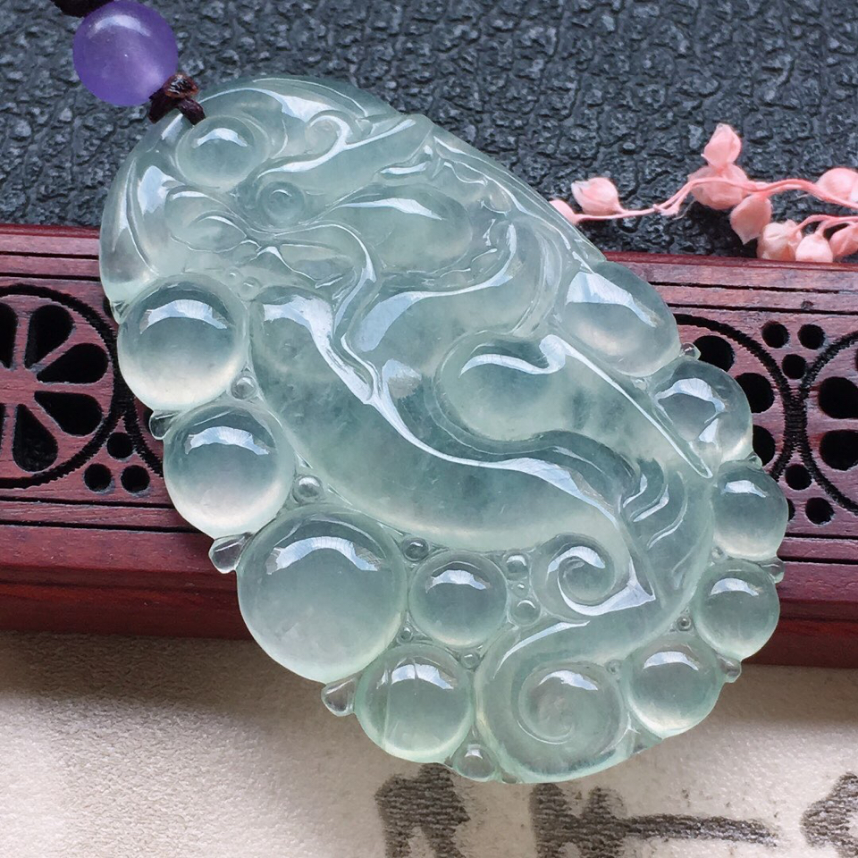 翡翠糯冰种龙牌吊坠（顶珠为装饰珠）