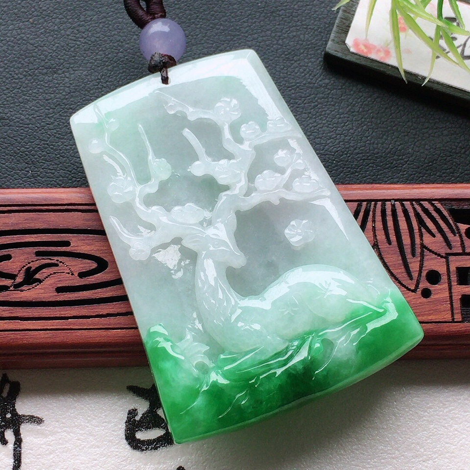 翡翠细糯种淡绿绿梅花鹿吊坠（顶珠为装饰珠）
