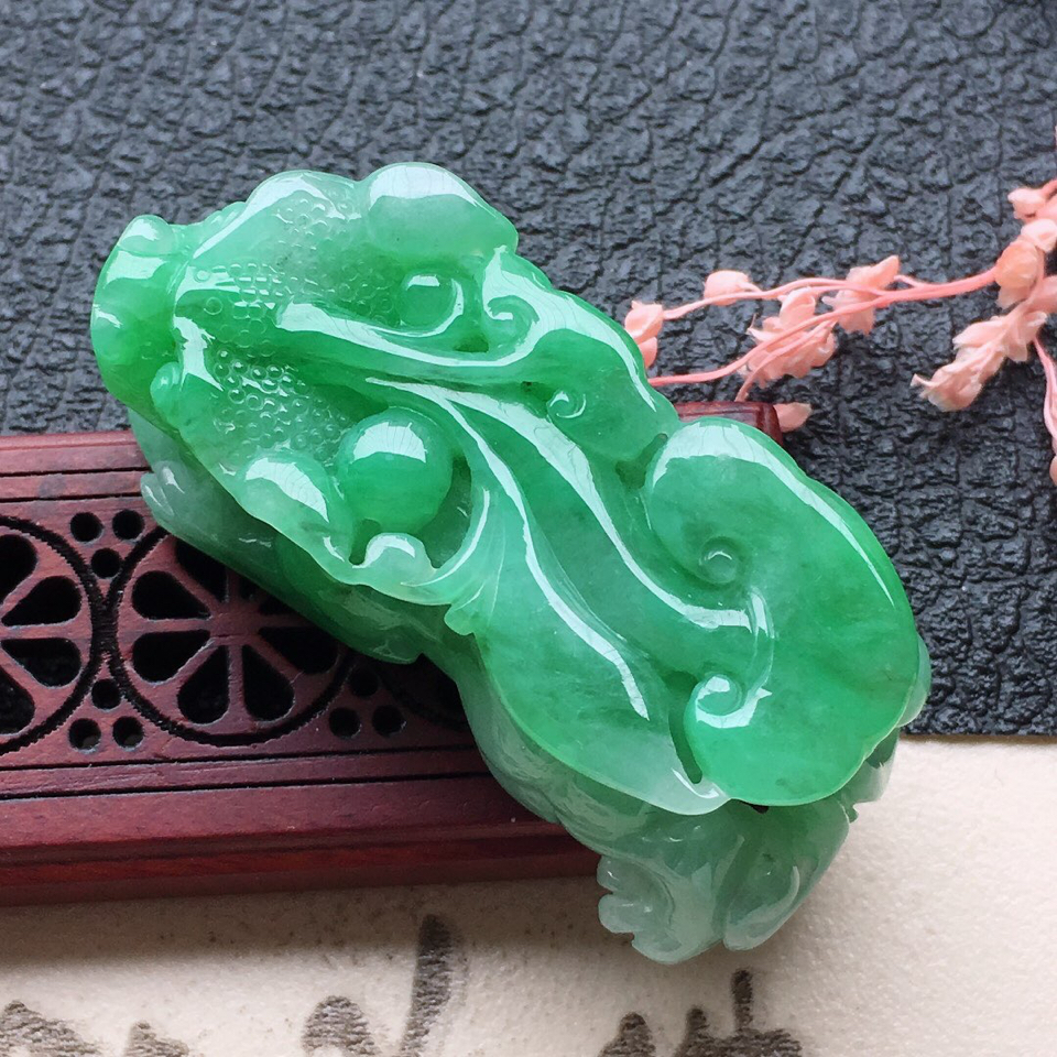 翡翠细糯种淡绿貔貅吊坠