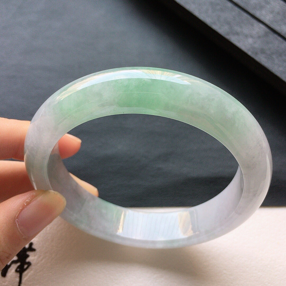 翡翠细糯种淡春带彩正圈手镯56mm