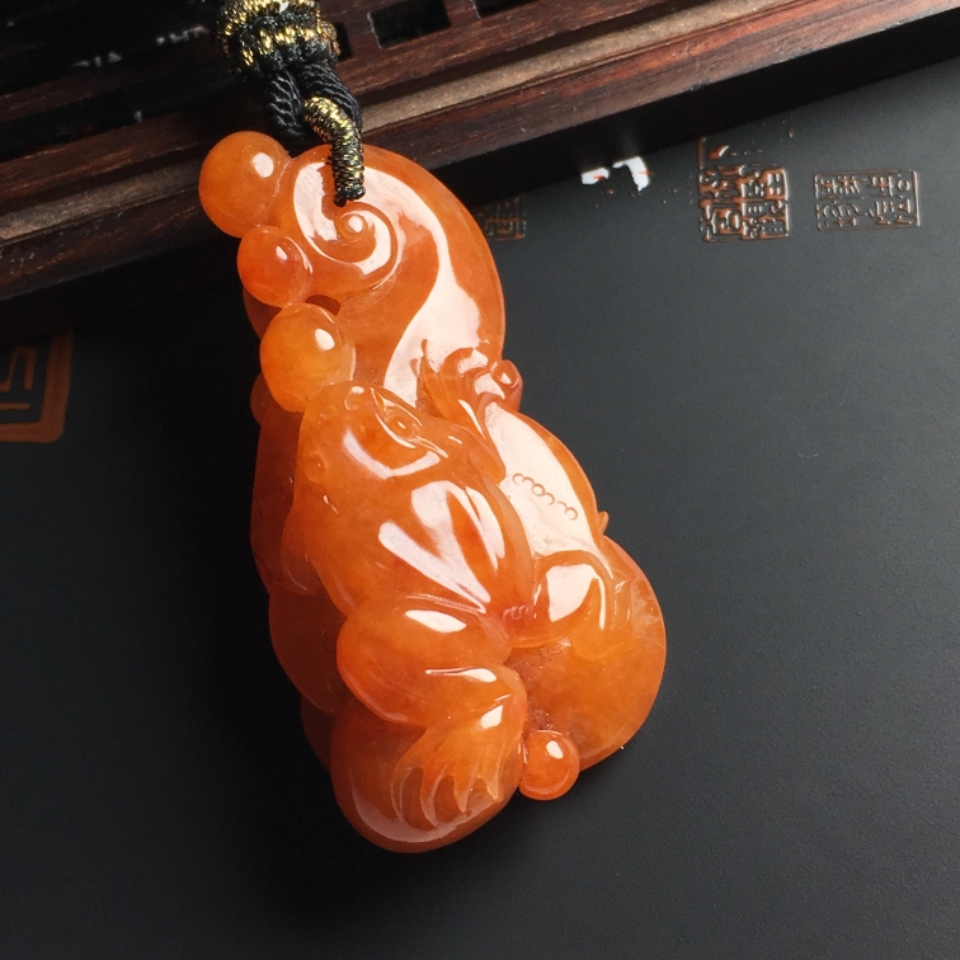 糯冰种红黄翡呱呱来财挂件翡翠