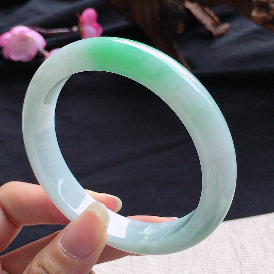 翡翠细糯种阳绿正圈手镯58mm
