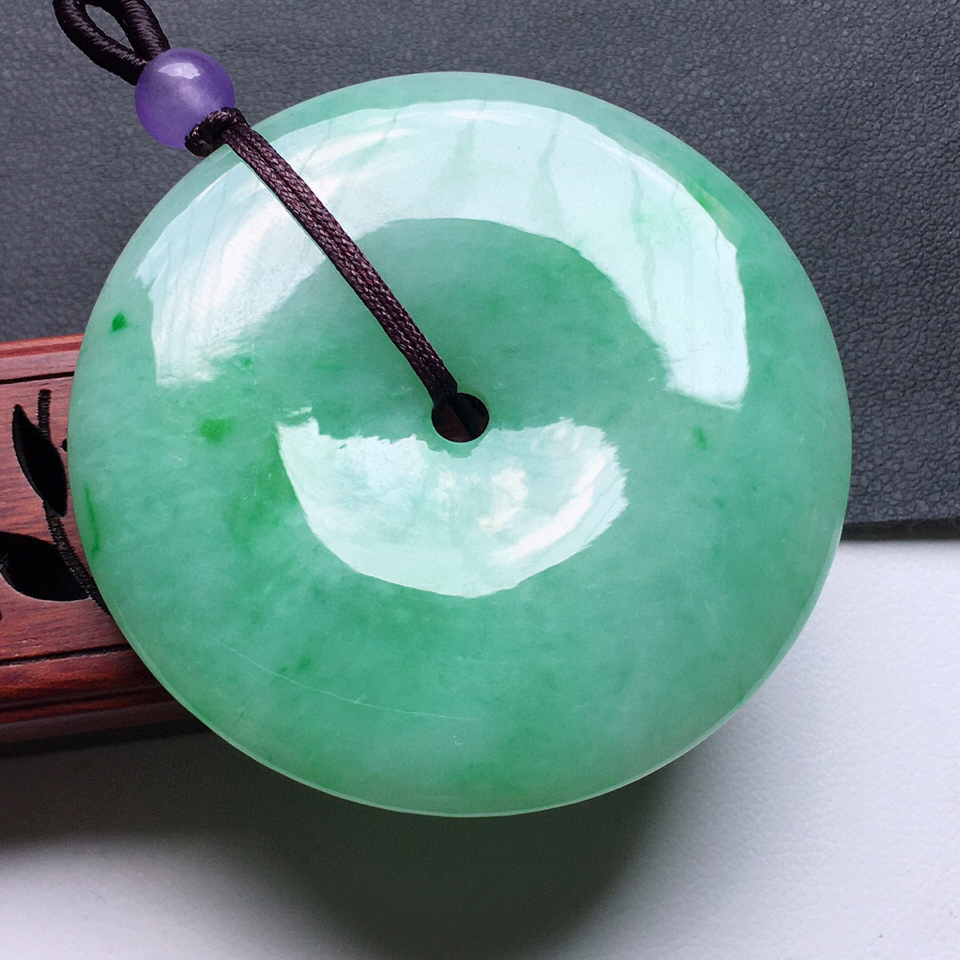 缅甸翡翠细糯种淡绿平安扣吊坠（顶珠为装饰珠）