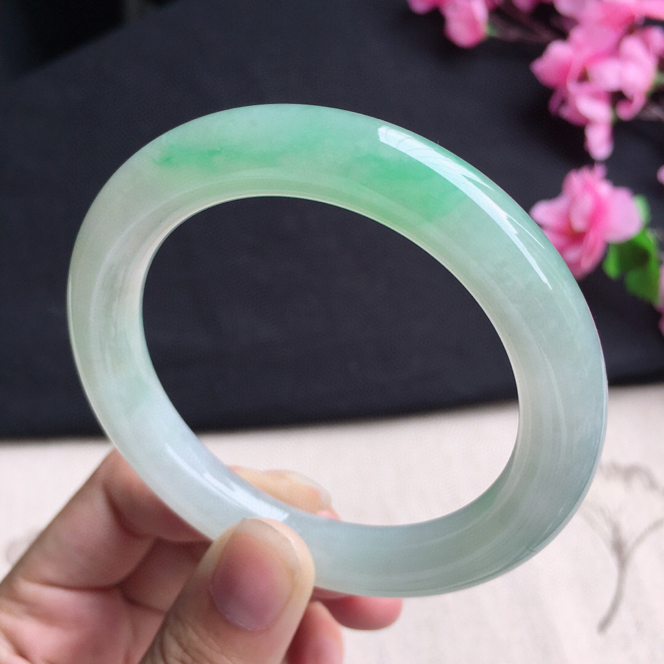 翡翠糯冰种淡绿圆条手镯54mm