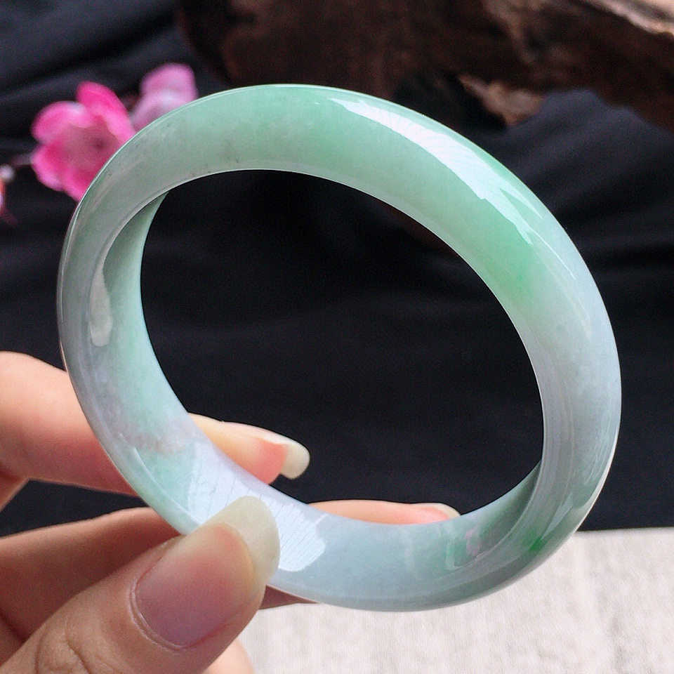 翡翠细糯种淡绿正圈手镯53mm