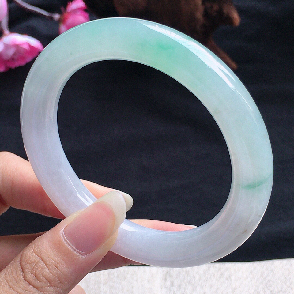 翡翠糯冰种淡绿圆条手镯55mm