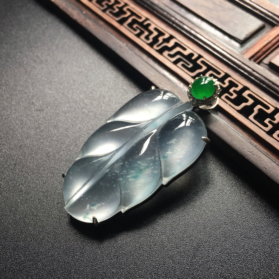 冰种略飘花镶白金钻石金枝玉叶胸坠翡翠