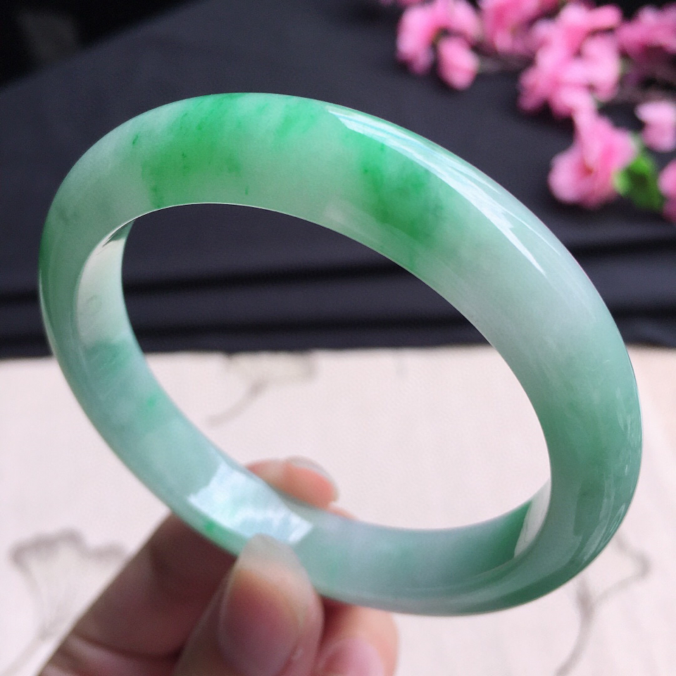 翡翠细糯种淡绿正圈手镯55mm
