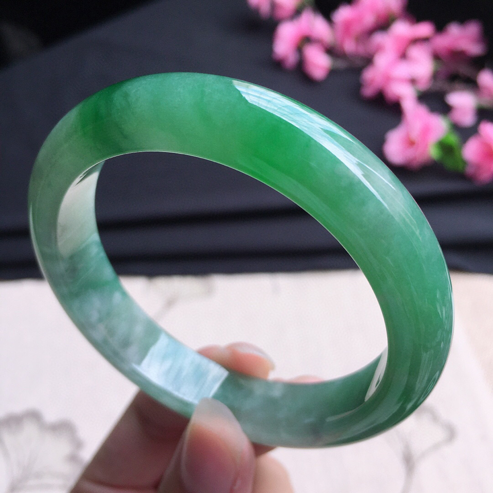 翡翠细糯种阳绿正圈手镯56mm