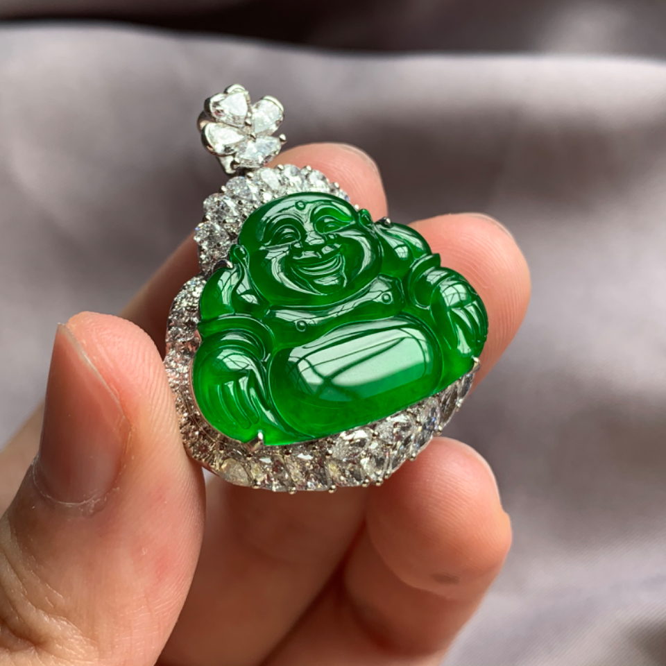 冰种阳绿镶白金钻石玉佛胸坠翡翠