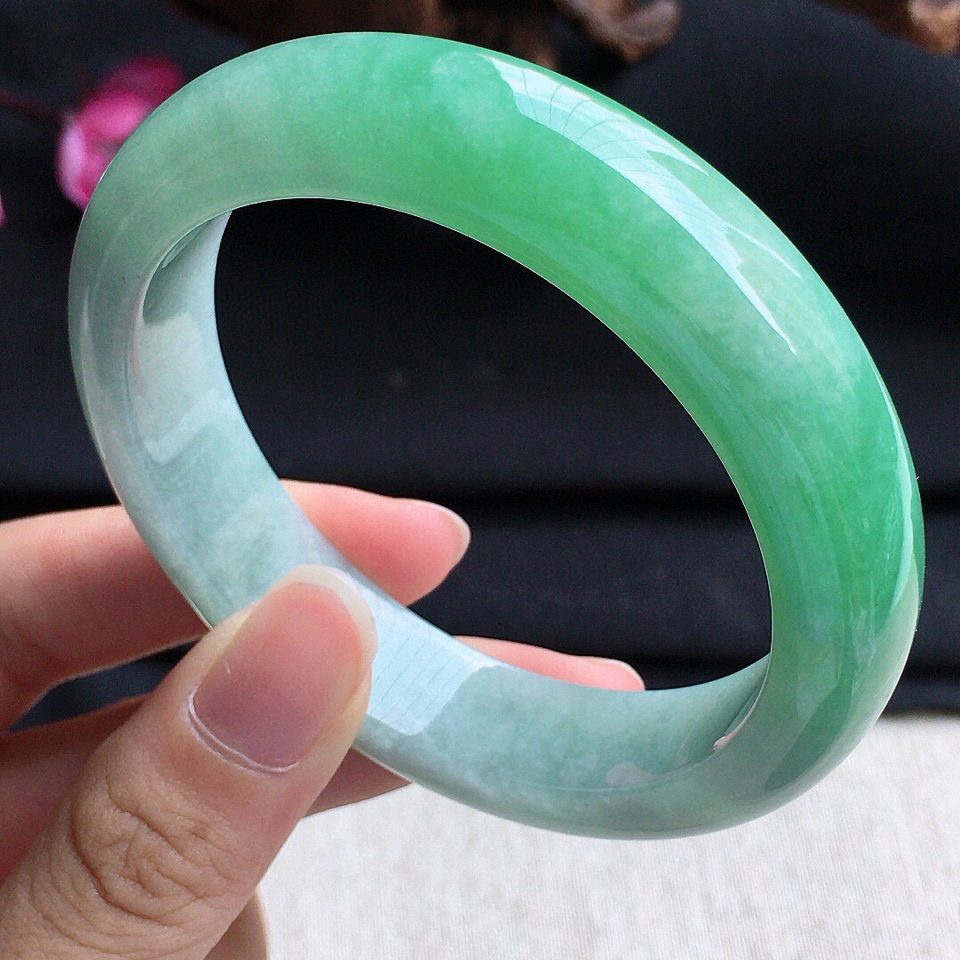 翡翠细糯种带绿正圈手镯55mm