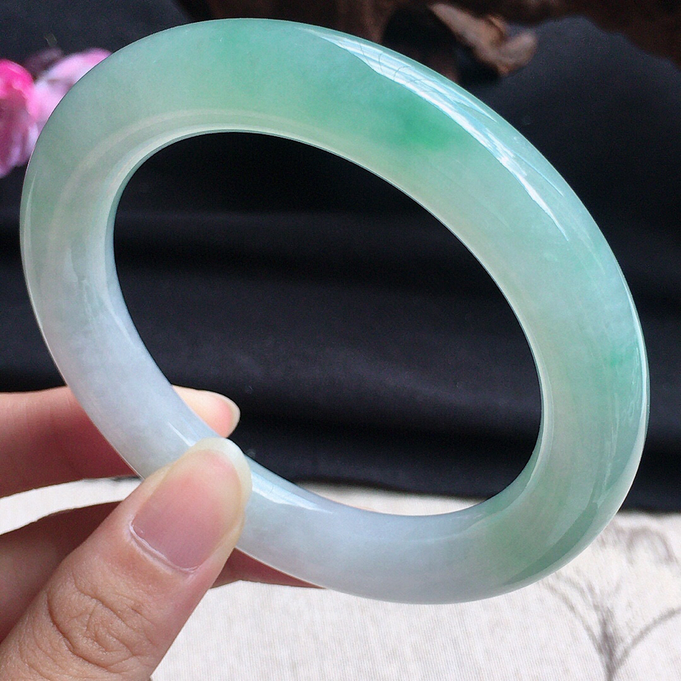 翡翠细糯种淡绿圆条手镯58mm