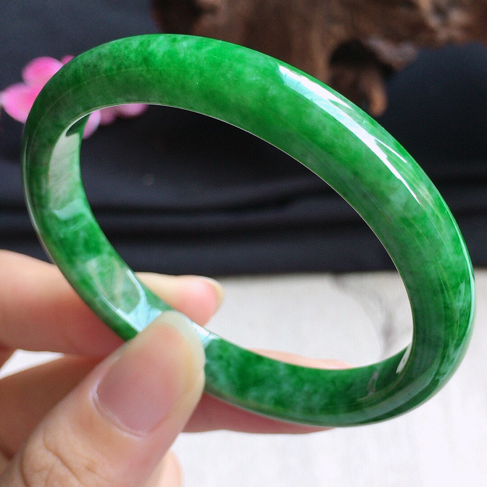 翡翠细糯种豆绿贵妃手镯52mm