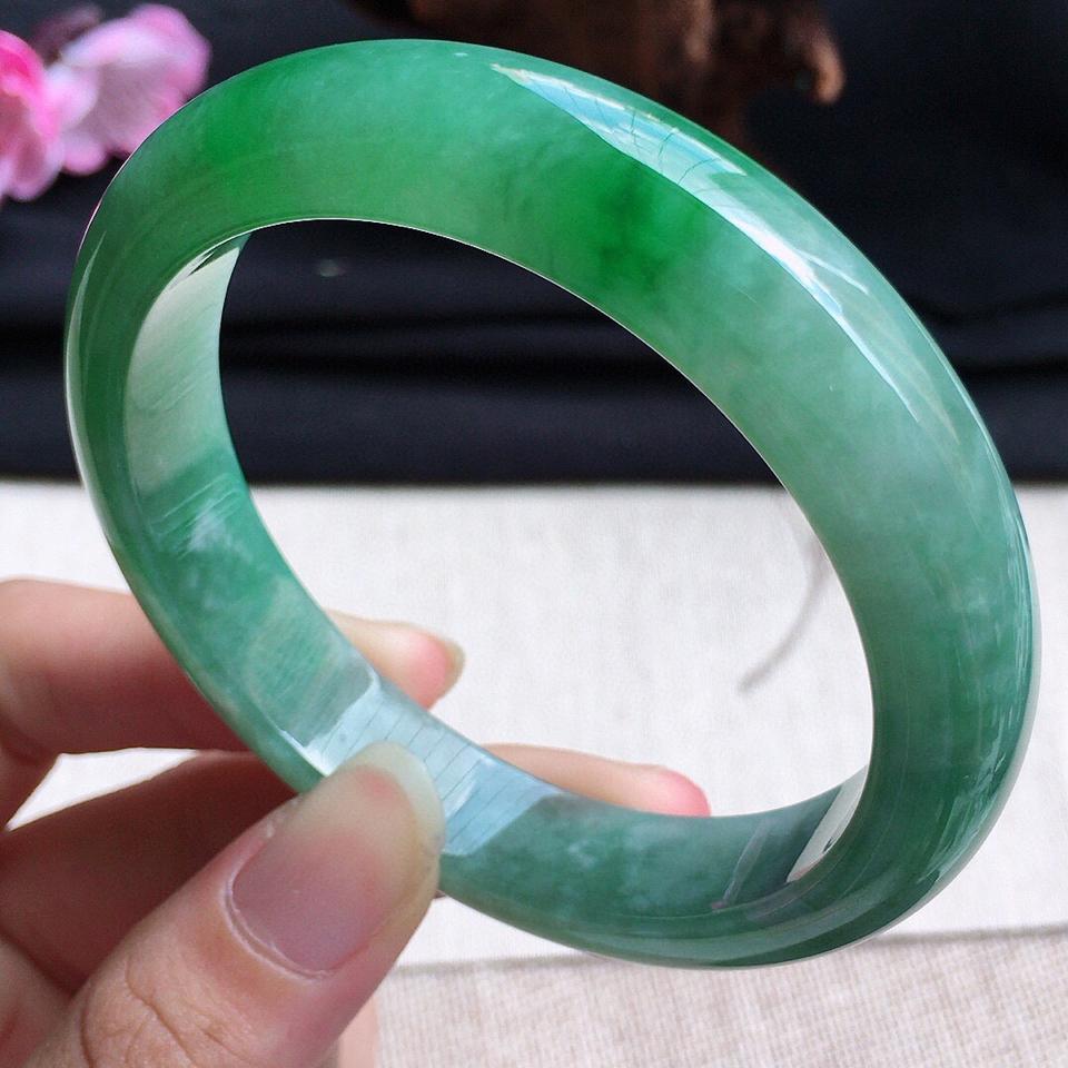 翡翠细糯种带绿正圈手镯56mm