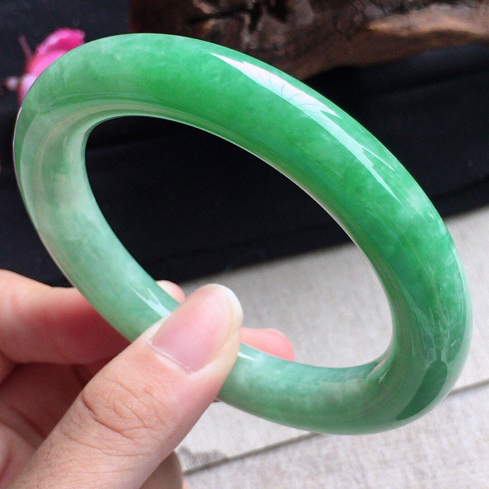 翡翠细糯种带绿圆条手镯55mm