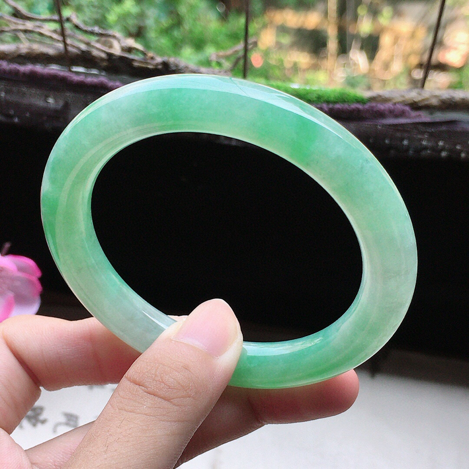 翡翠细糯种带绿圆条手镯54mm