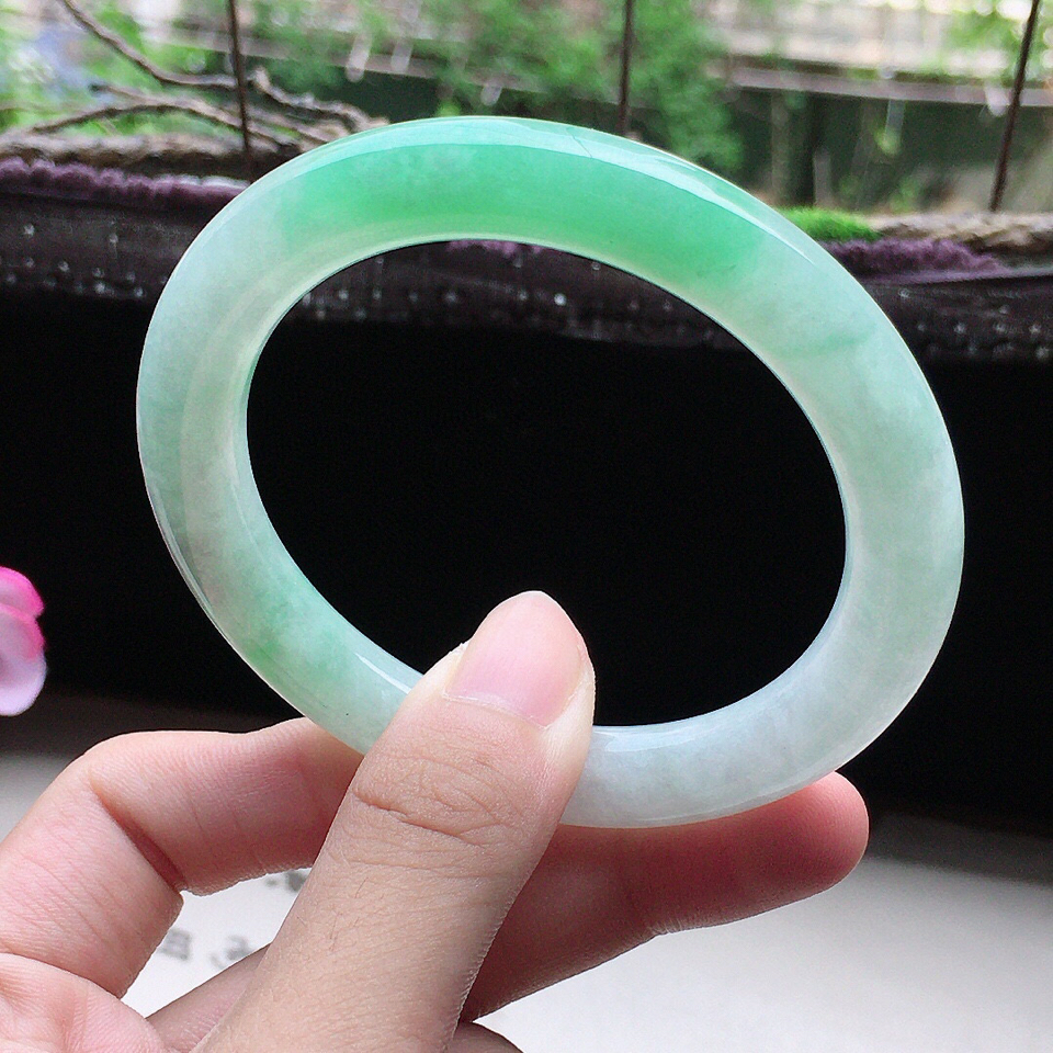 翡翠细糯种带绿圆条手镯54mm