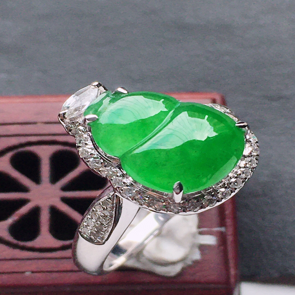 缅甸翡翠17圈口18k金伴钻镶嵌糯冰种满绿葫芦戒指