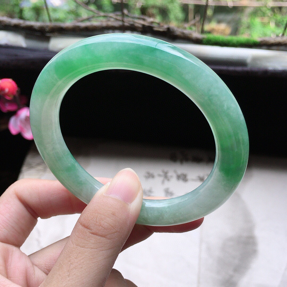 翡翠细糯种带绿圆条手镯54mm