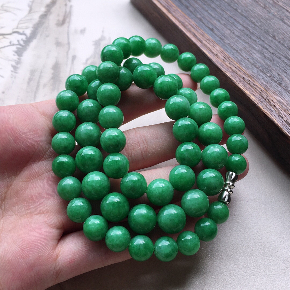 伟德国际深圳罗湖海关从饼干盒中查获近百万元翡翠首饰