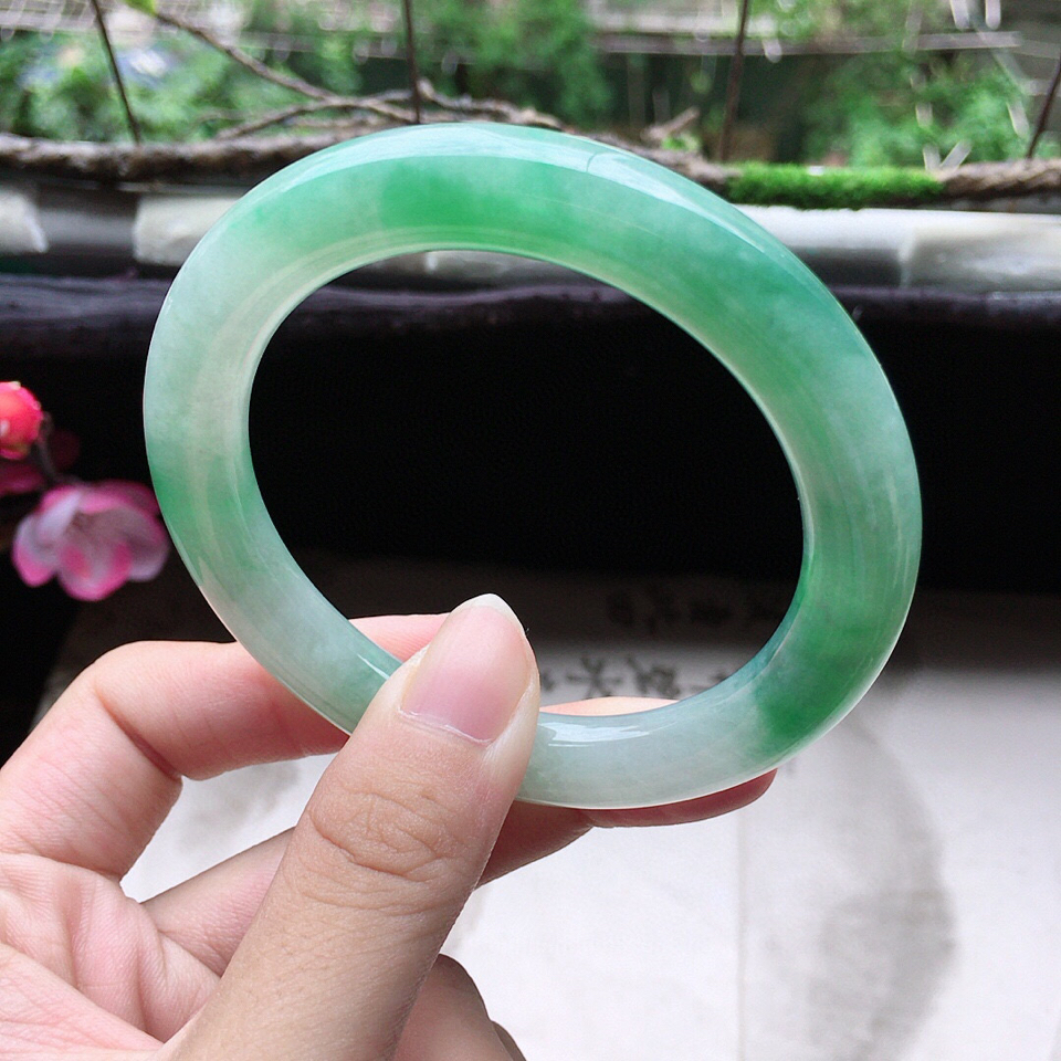 翡翠细糯种带绿圆条手镯54mm