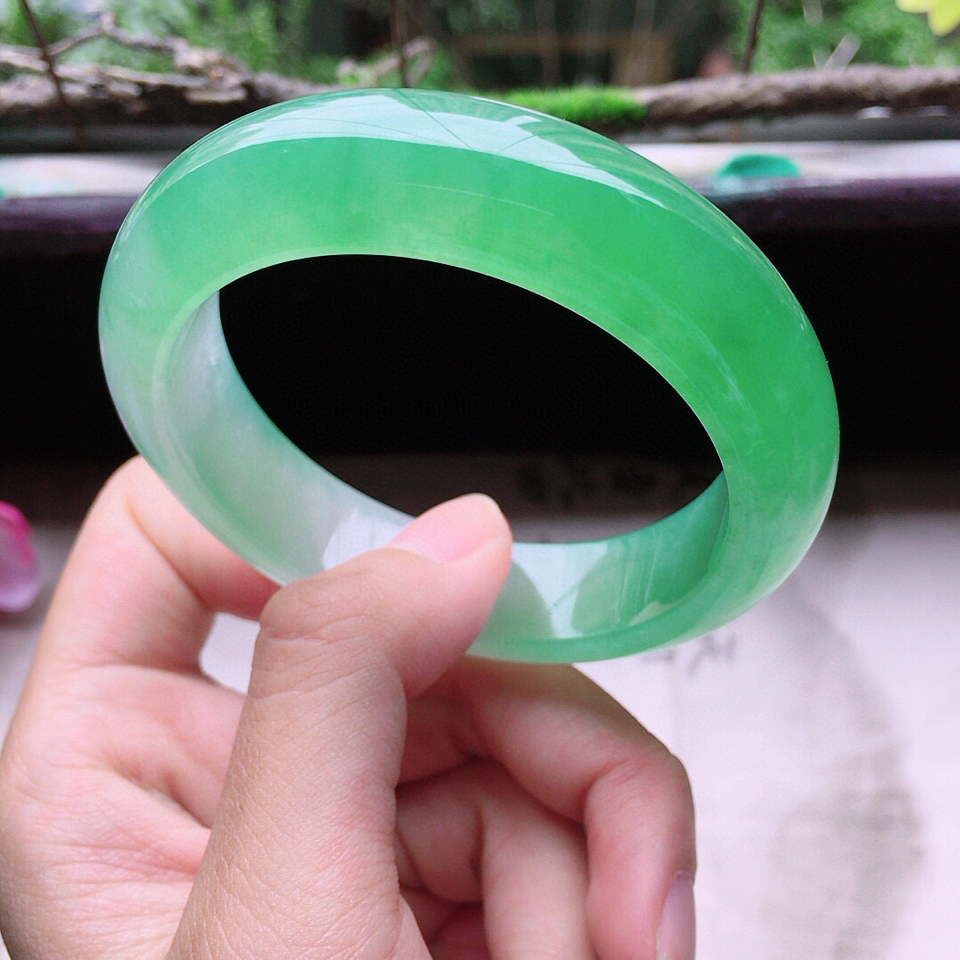 收藏级翡翠冰种带绿正圈手镯53mm