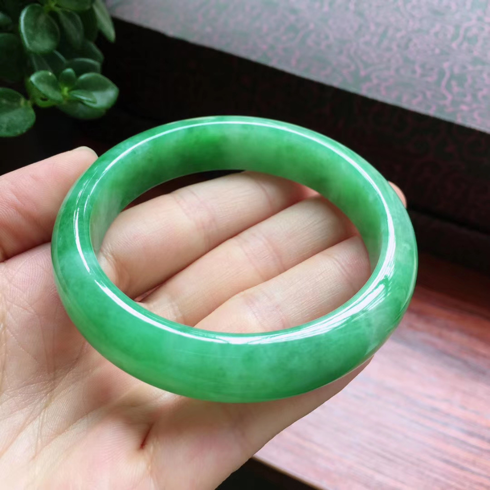 【超值推荐】糯冰阳绿宽边手镯