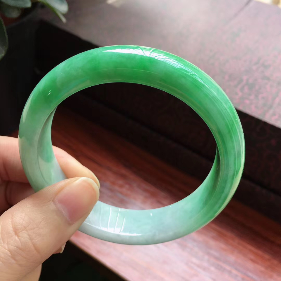 【超值推荐】细糯种飘阳绿宽边手镯