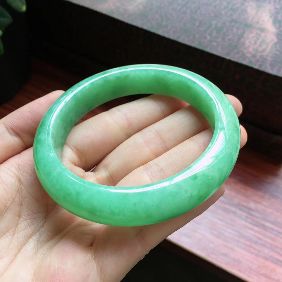 57圈口果绿宽边手镯