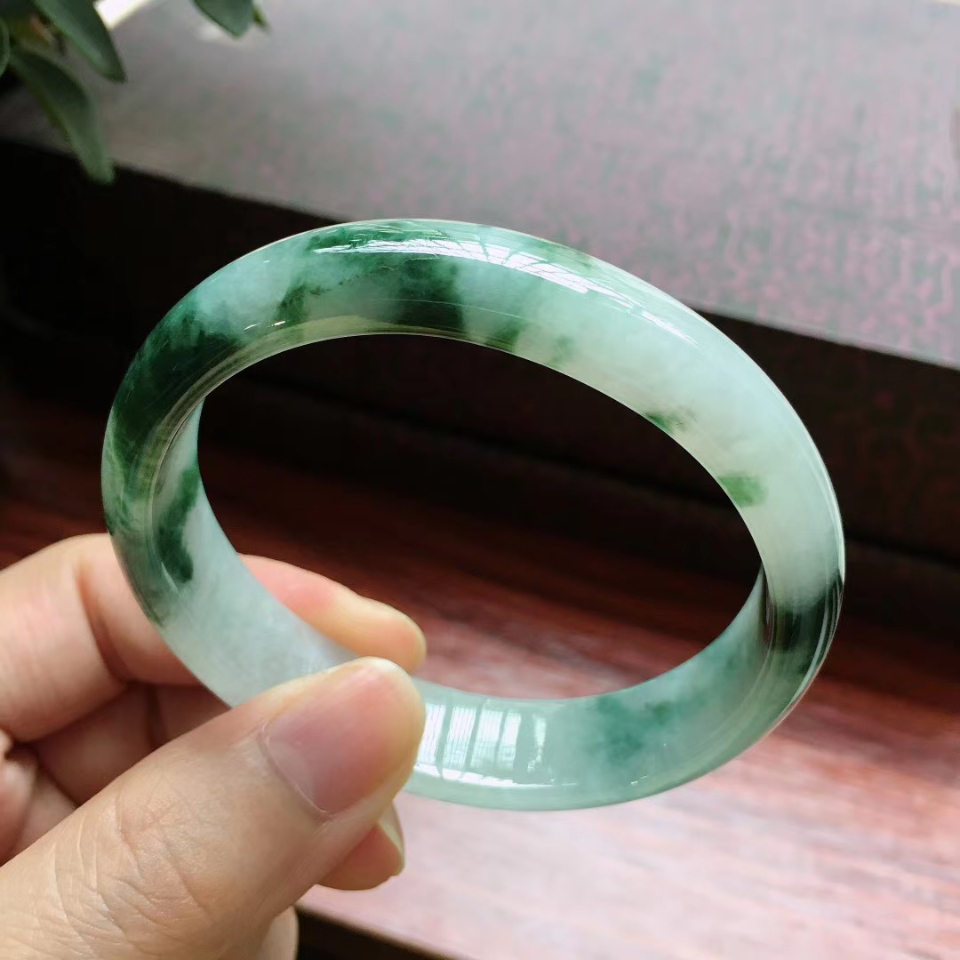 【超值推荐】56圈口飘花宽边贵妃镯